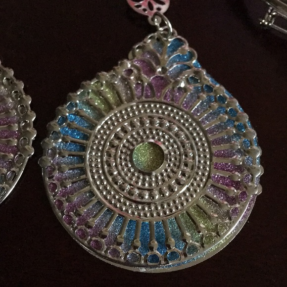 Brand new dangle earrings & pin - Picture 2 of 6